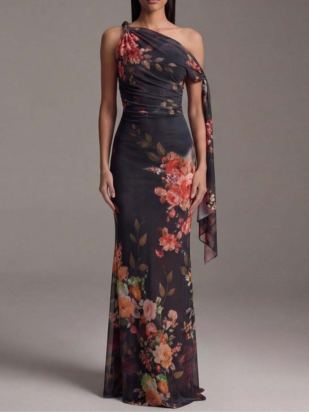 Vestito lungo nero in chiffon a una spalla con stampa e pieghe