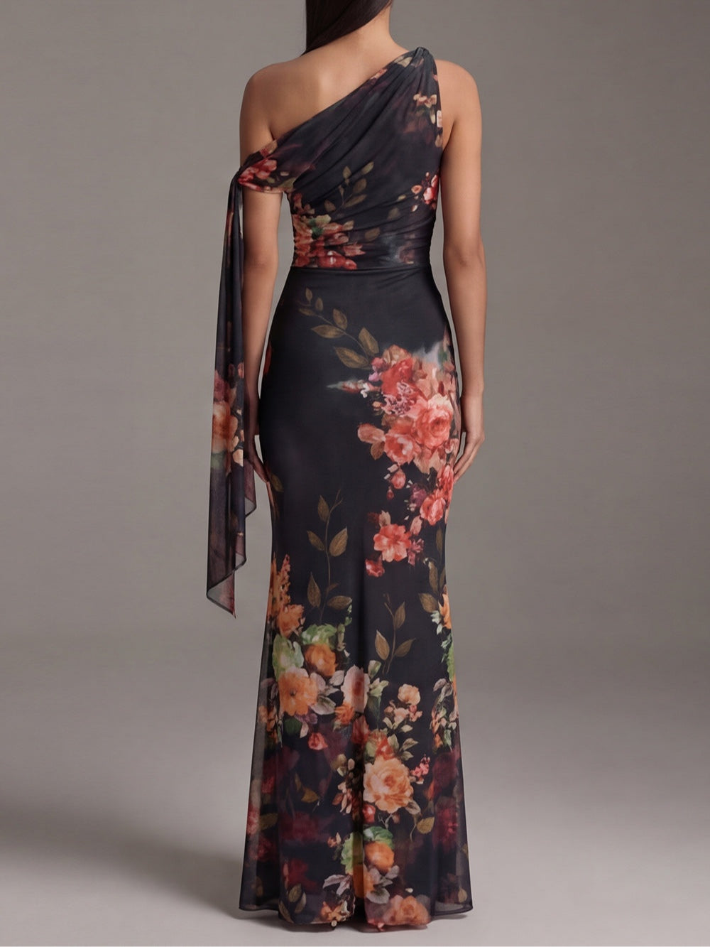 Vestito lungo nero in chiffon a una spalla con stampa e pieghe