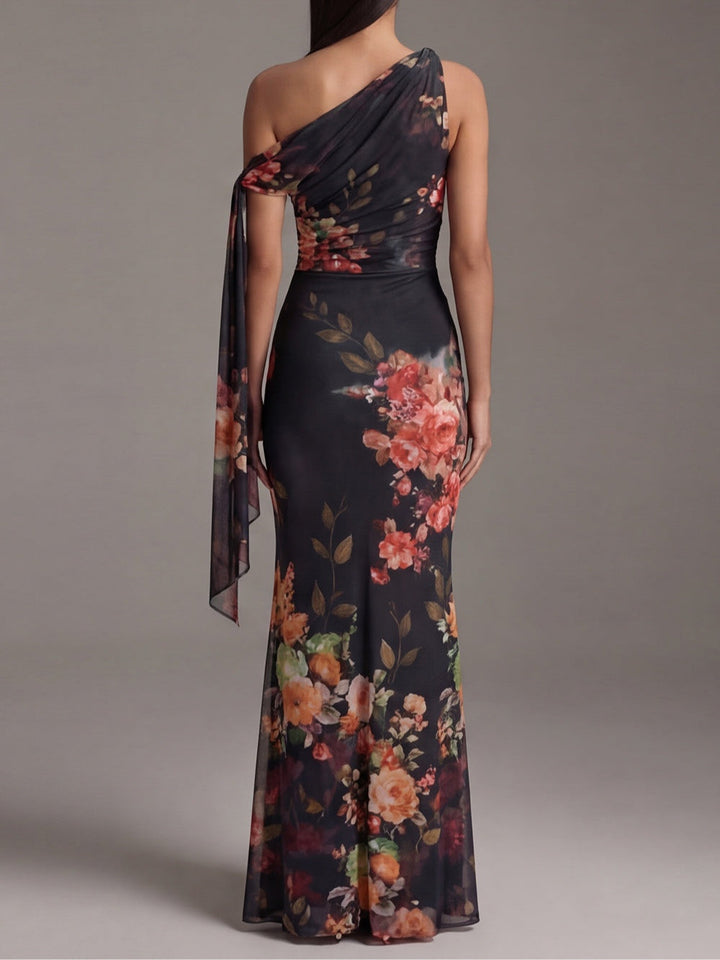 Vestito lungo nero in chiffon a una spalla con stampa e pieghe