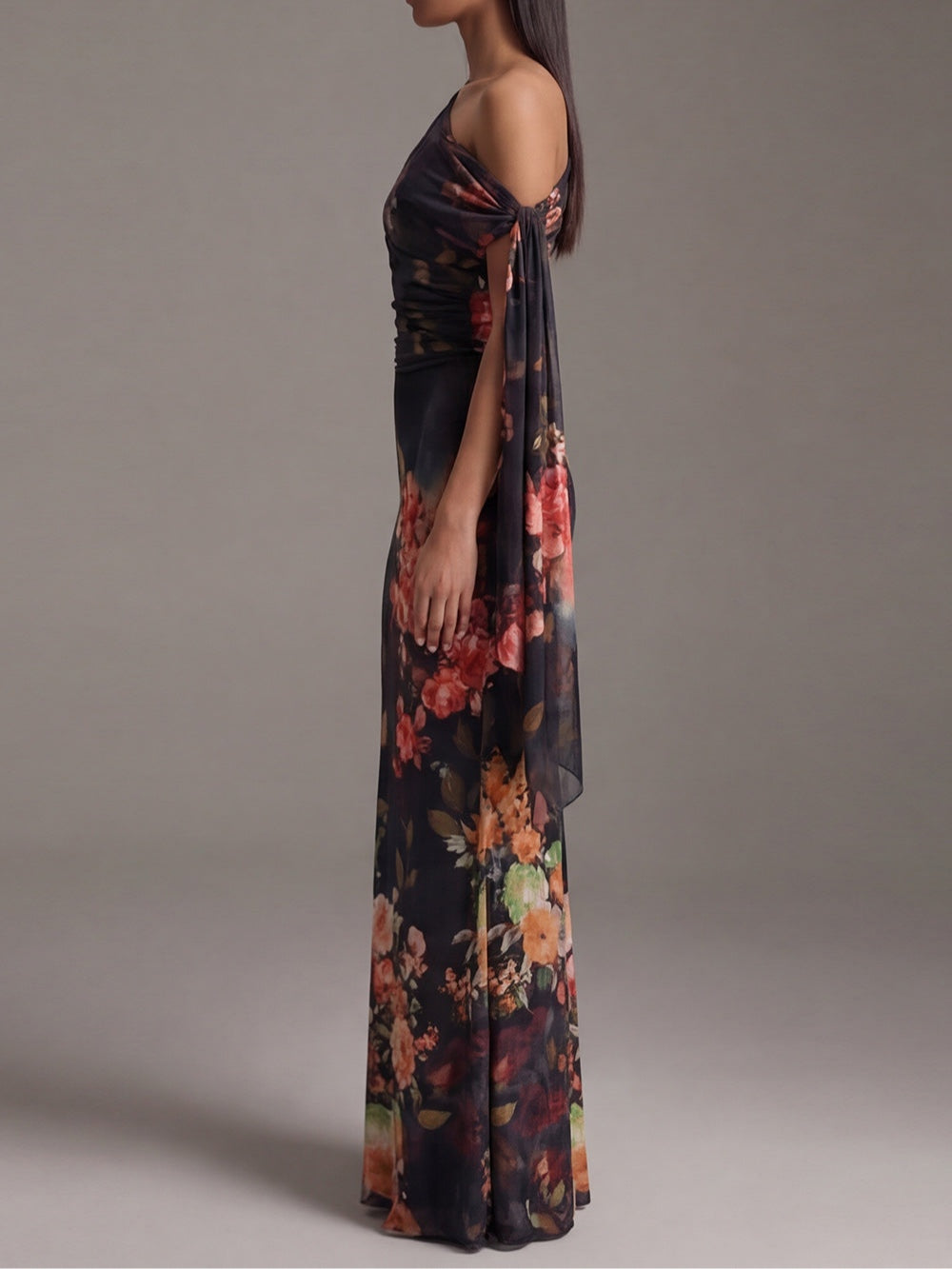 Vestito lungo nero in chiffon a una spalla con stampa e pieghe