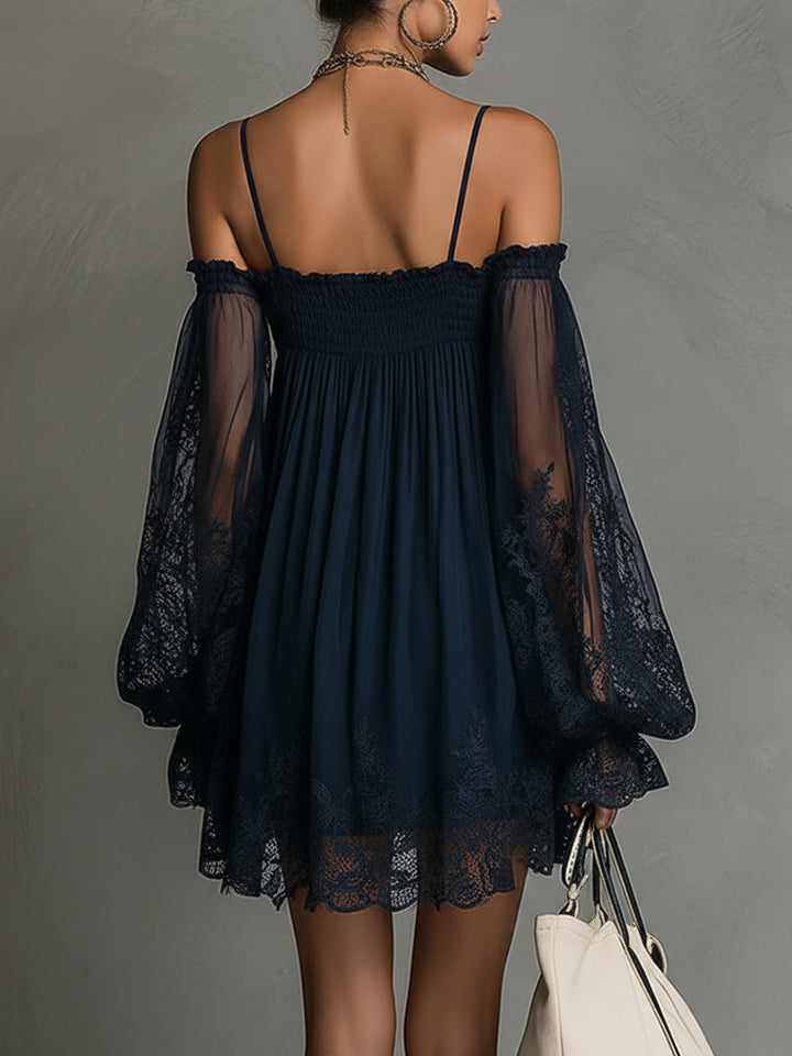Noemi | Abito mini in chiffon blu navy con spalle scoperte e pizzo