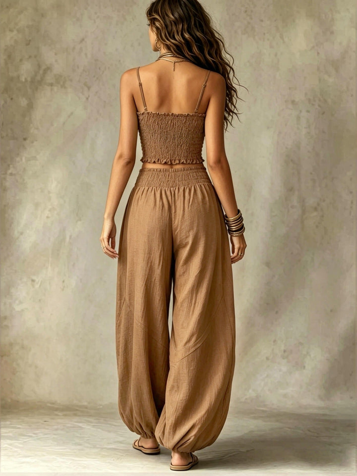 Completo due pezzi con top corto smockato e pantaloni a gamba larga