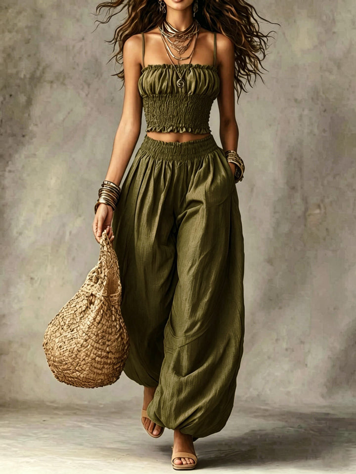 Completo due pezzi con top corto smockato e pantaloni a gamba larga