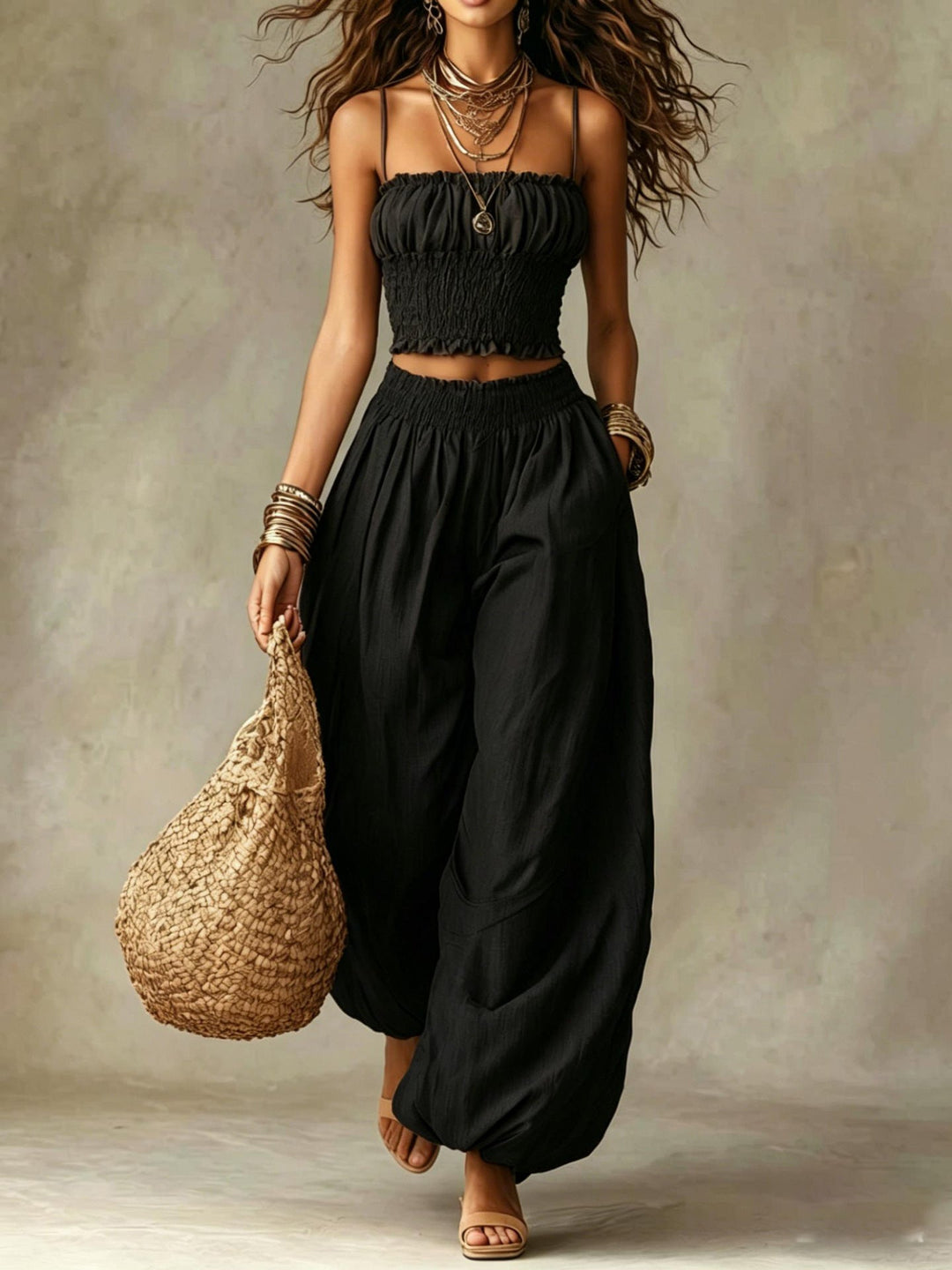 Completo due pezzi con top corto smockato e pantaloni a gamba larga