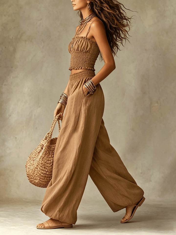 Completo due pezzi con top corto smockato e pantaloni a gamba larga