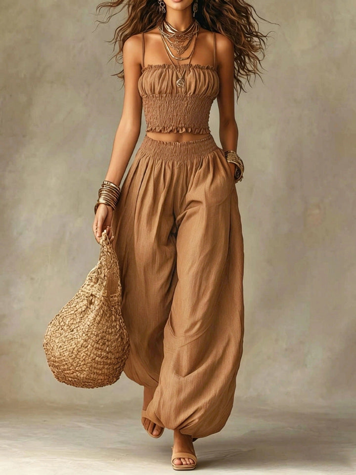 Completo due pezzi con top corto smockato e pantaloni a gamba larga