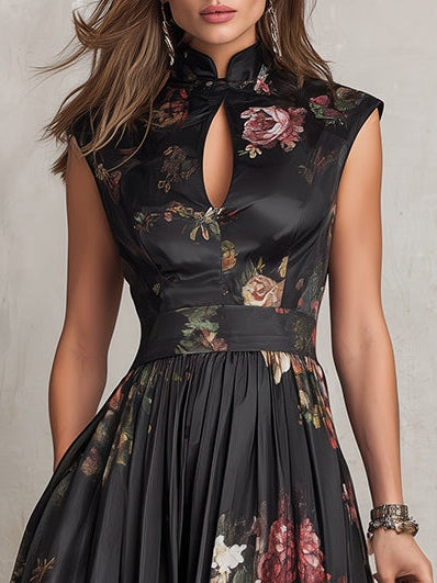 Vestito midi in satin nero con pieghe, stampa floreale e scollo a chiave