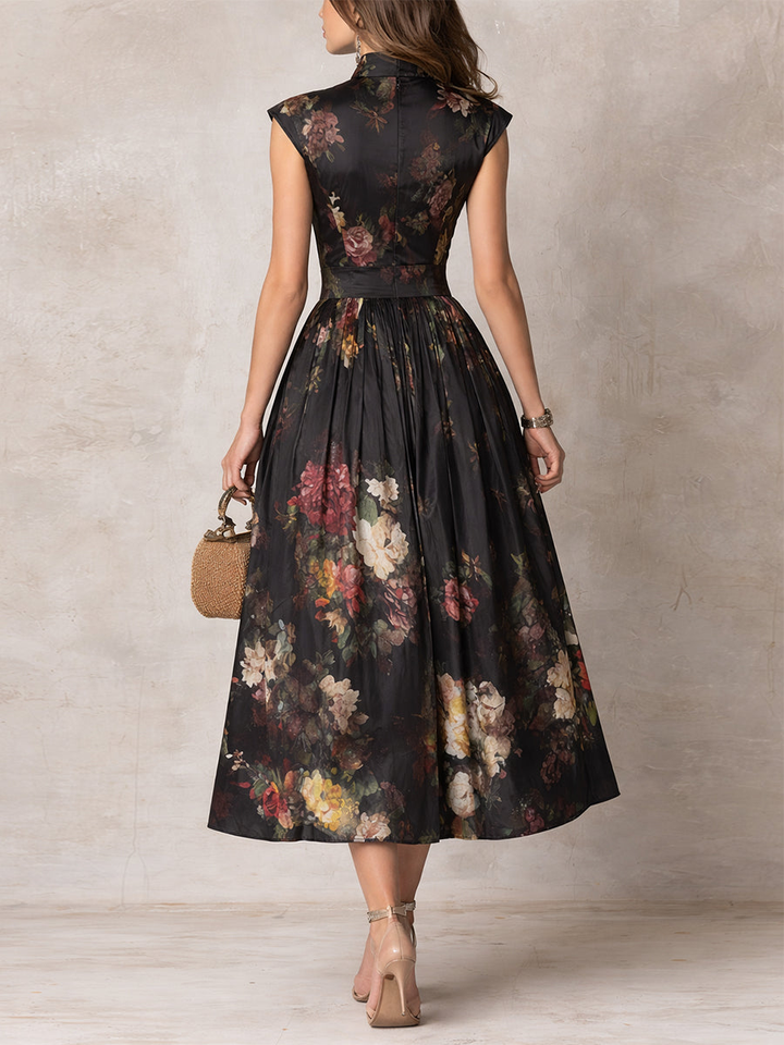 Vestito midi in satin nero con pieghe, stampa floreale e scollo a chiave