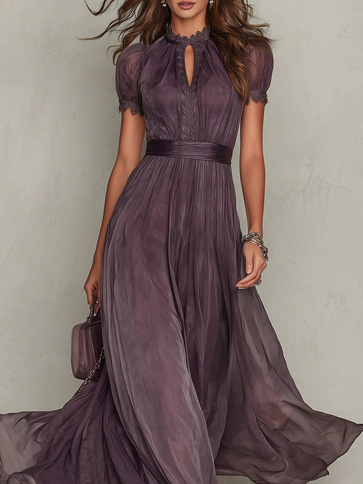 Abito lungo in chiffon viola con scollatura a chiave e bordo in pizzo