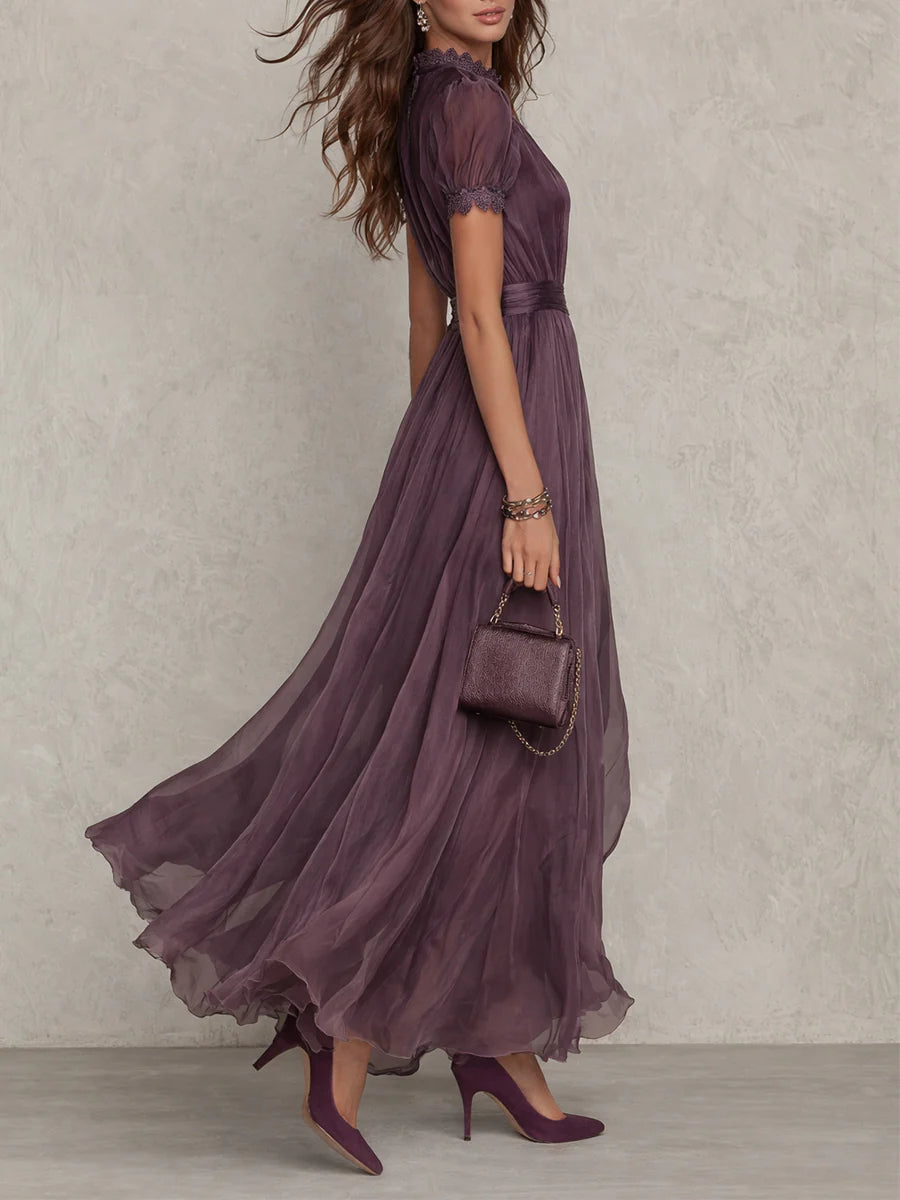 Abito lungo in chiffon viola con scollatura a chiave e bordo in pizzo
