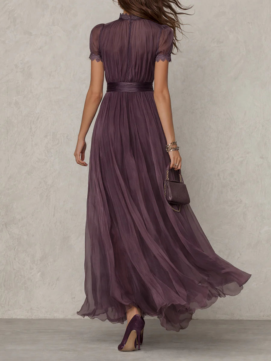 Abito lungo in chiffon viola con scollatura a chiave e bordo in pizzo
