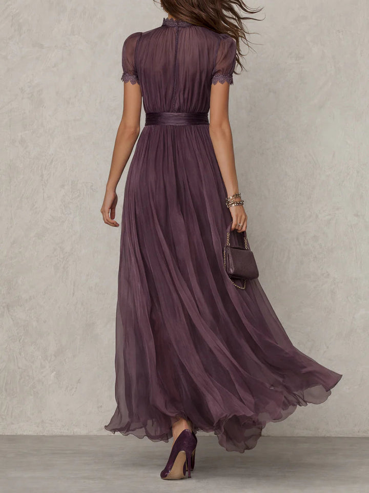 Abito lungo in chiffon viola con scollatura a chiave e bordo in pizzo