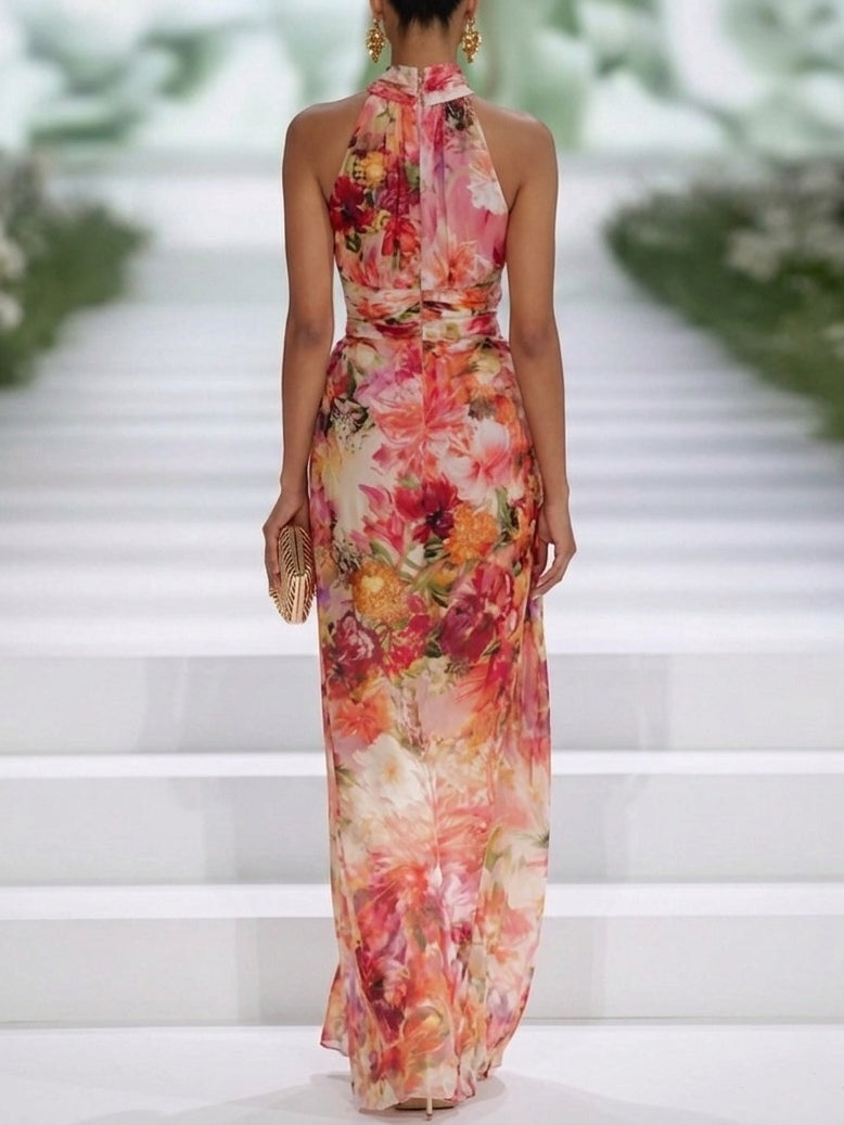 Abito lungo rosso in chiffon floreale con scollo a halterneck senza maniche