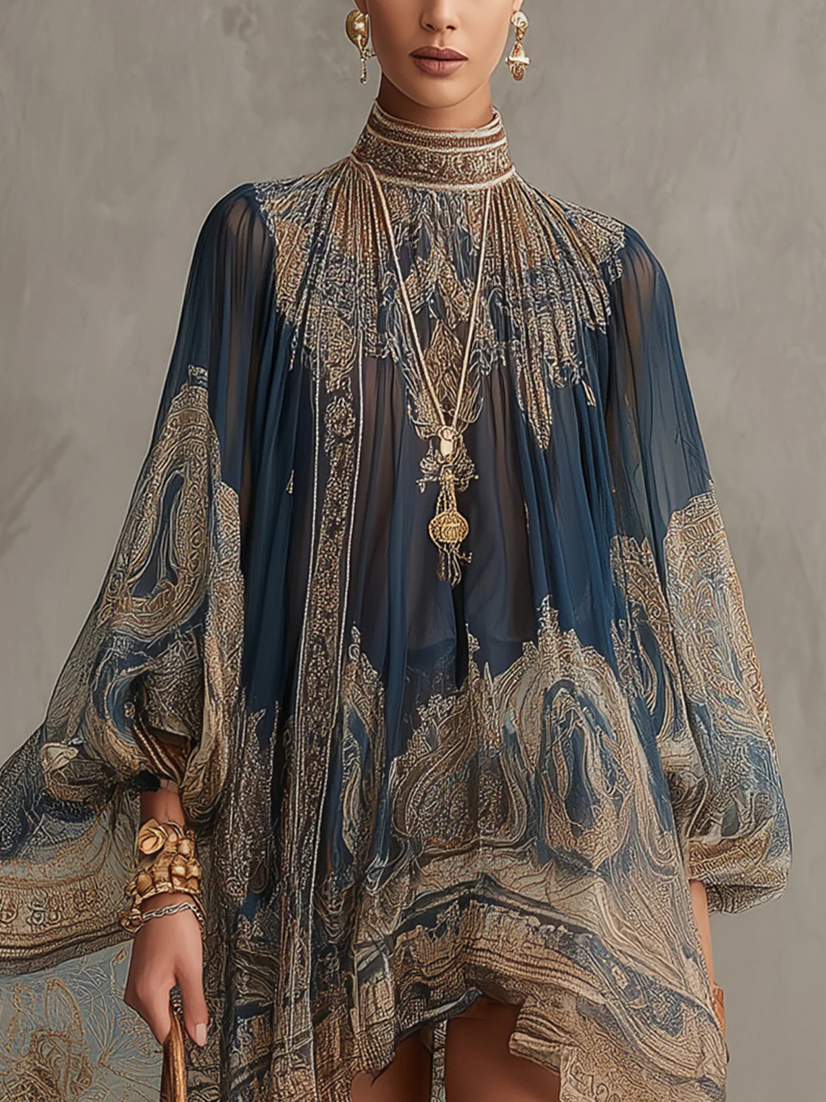 Abito corto in chiffon blu navy con stampa barocca, collo alto e taglio irregolare