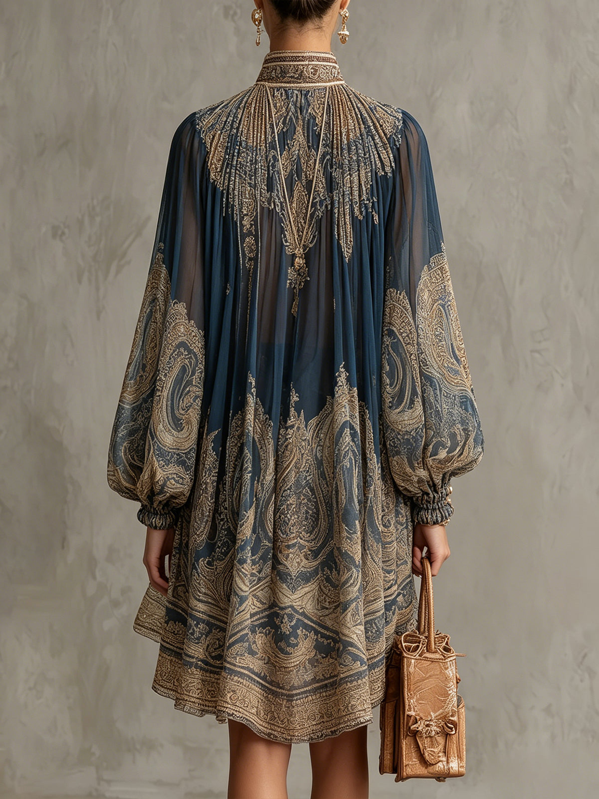 Abito corto in chiffon blu navy con stampa barocca, collo alto e taglio irregolare
