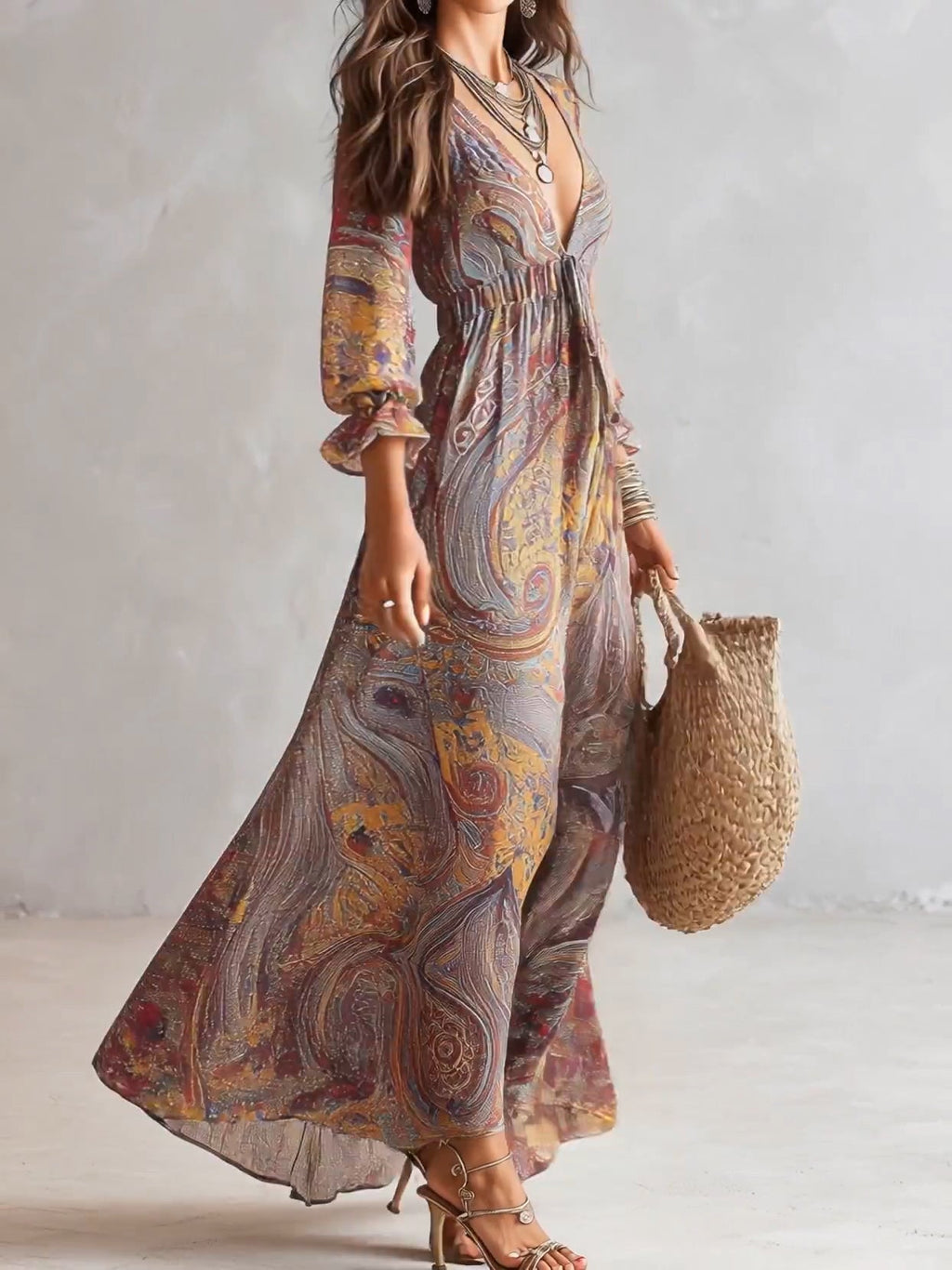 Abito lungo in chiffon con stampa paisley, scollo a V, arricciato
