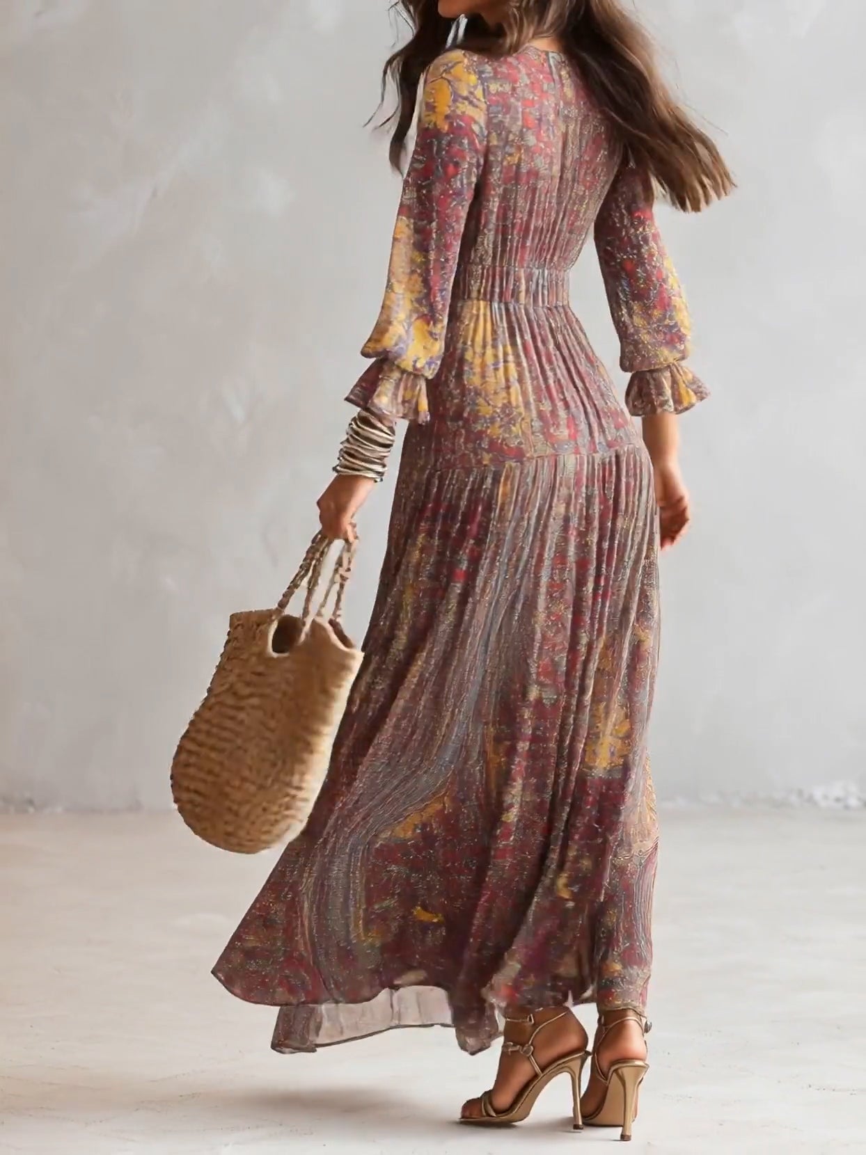 Abito lungo in chiffon con stampa paisley, scollo a V, arricciato