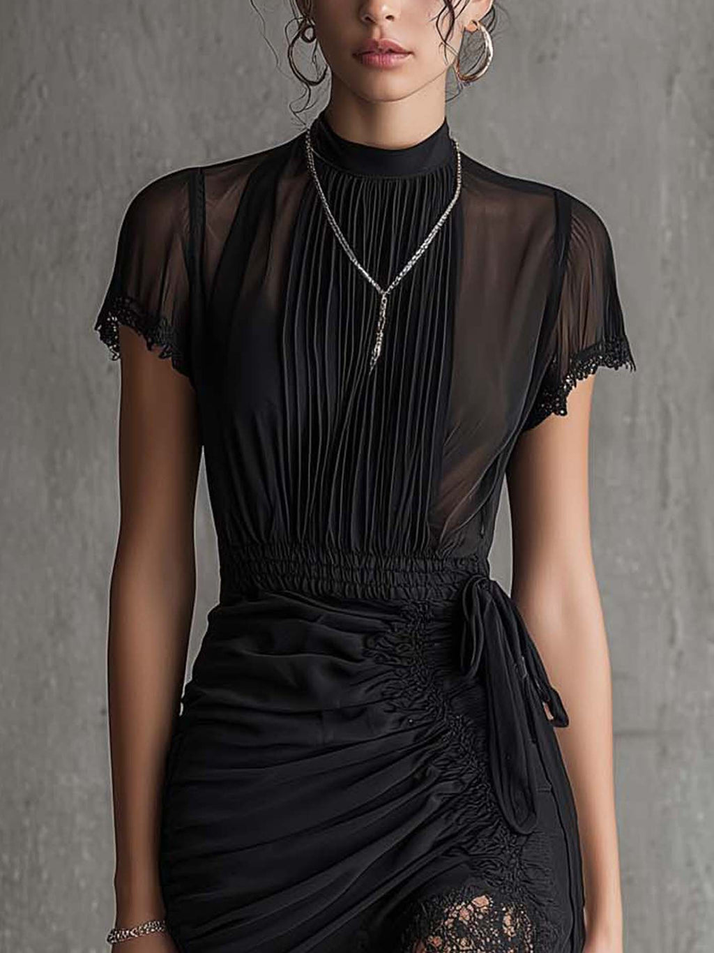 Vestito mini nero in chiffon plissé con bordo in pizzo e vita plissettata
