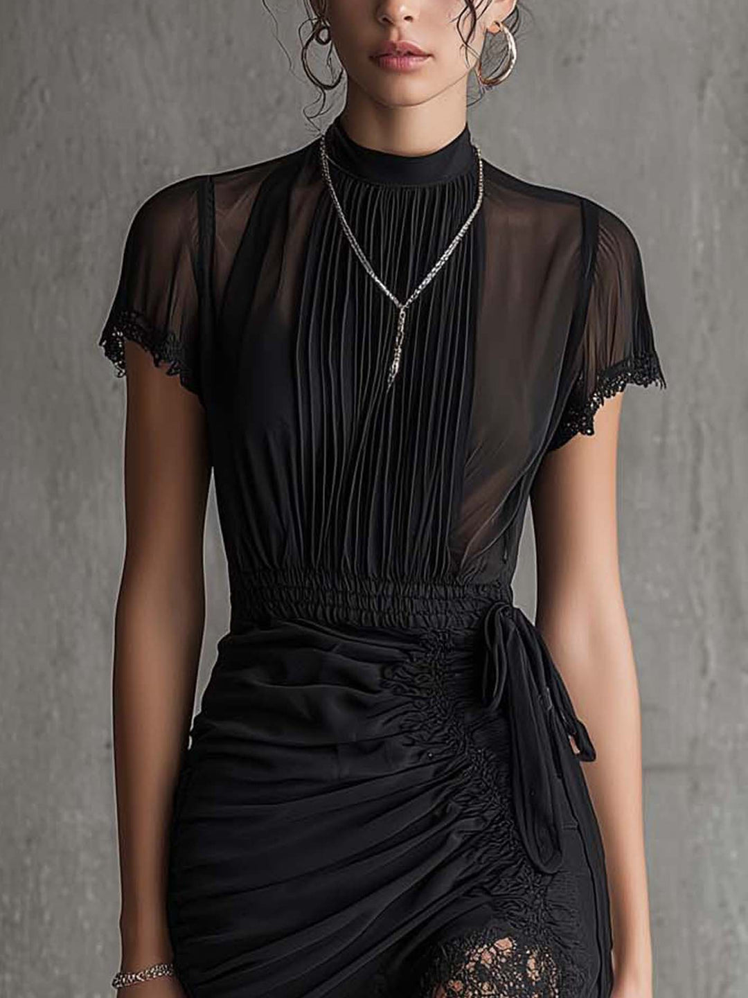 Vestito mini nero in chiffon plissé con bordo in pizzo e vita plissettata