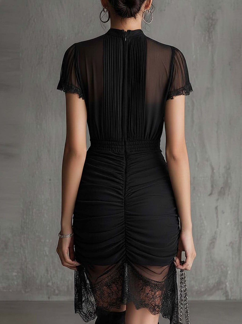 Vestito mini nero in chiffon plissé con bordo in pizzo e vita plissettata