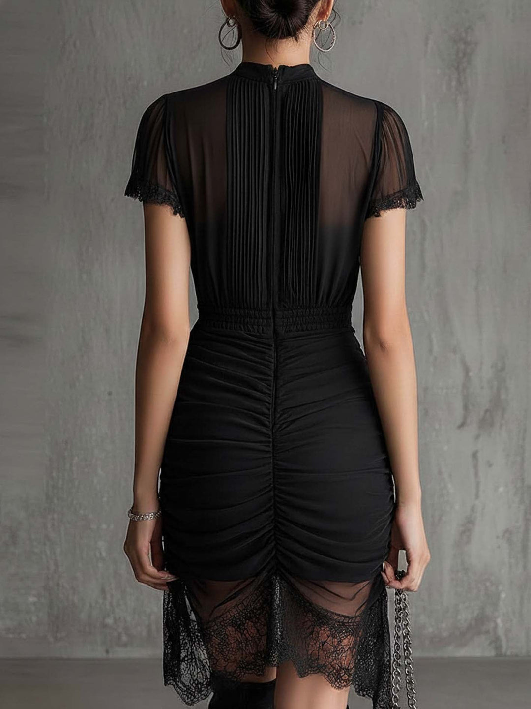 Vestito mini nero in chiffon plissé con bordo in pizzo e vita plissettata