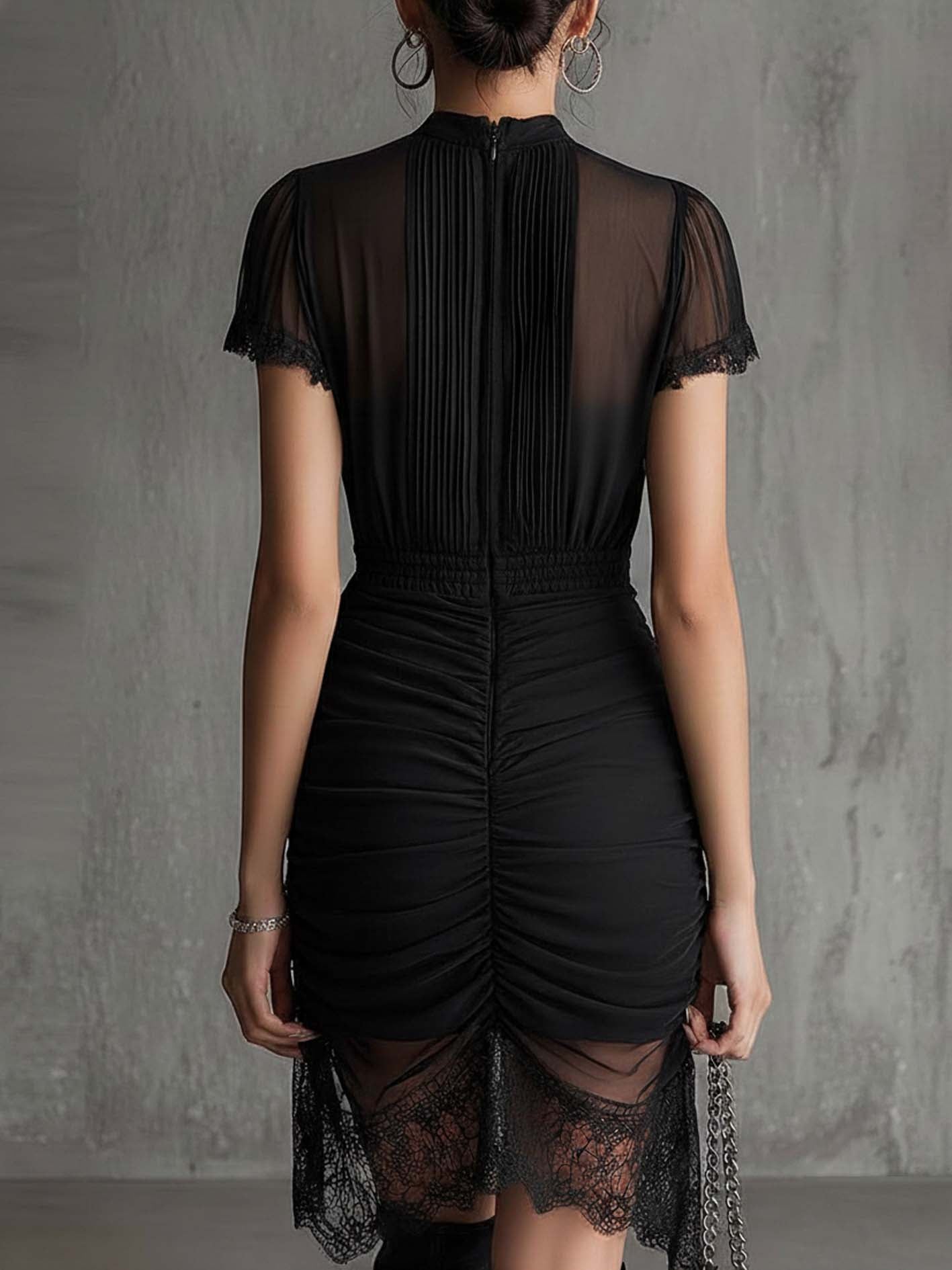 Vestito mini nero in chiffon plissé con bordo in pizzo e vita plissettata