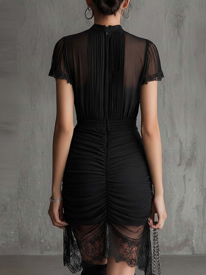 Vestito mini nero in chiffon plissé con bordo in pizzo e vita plissettata