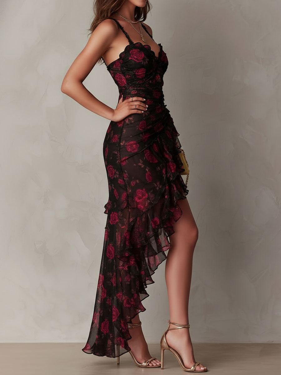 Abito floreale nero e rosso chic, arricciato, con orlo a balze.