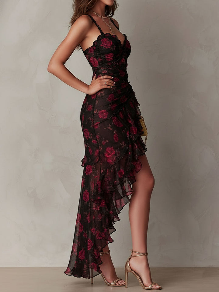 Abito floreale nero e rosso chic, arricciato, con orlo a balze.